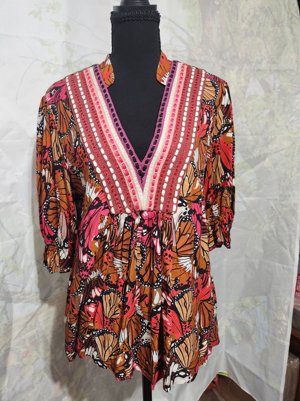 V-Neck Butterfly-Print Blouse in Pink & Brown